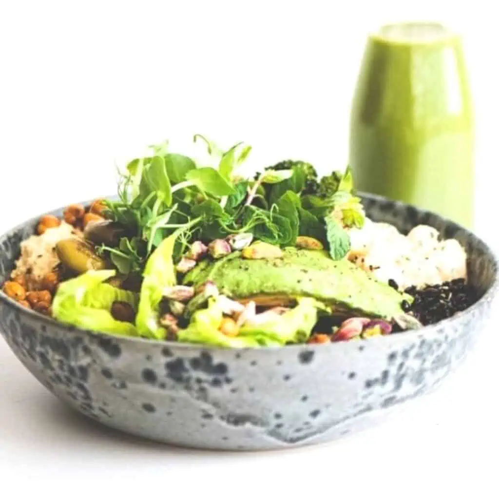 Buddha Bowl Mediterranean Style - How to Make a Healthy Version