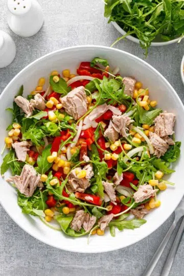 Healthy salad made with tuna arugula and fresh vegetables