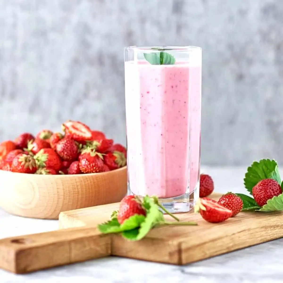 How to Make a Healthy Low Sugar Fruit Strawberry Smoothie