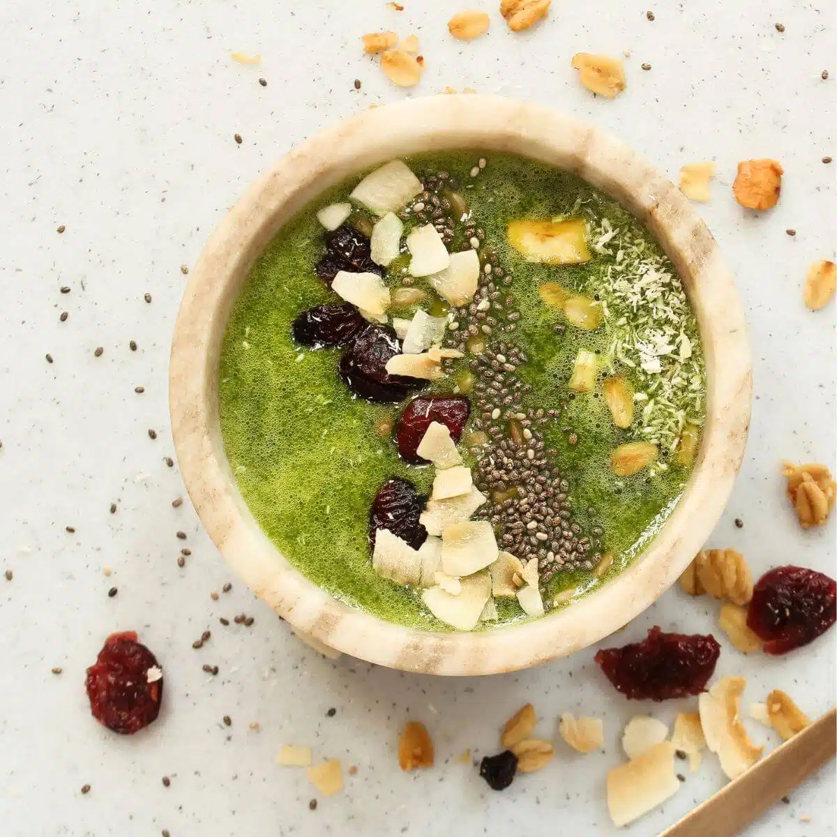 great health benefits of eating a green smoothie bowl made in a blender.